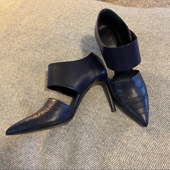 navy blue leather heels